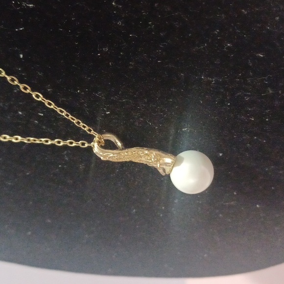 Elegant Gold Pendant Necklace with Pearl - Picture 5 of 5